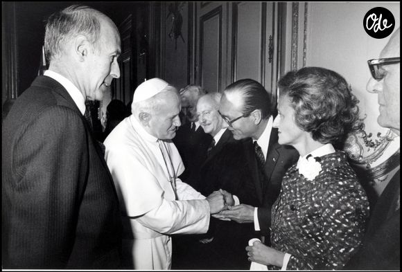 Jacques Chirac, maire de Paris, et sa femme Bernadette, ainsi que le président Valéry Giscard d'Estaing lors de la visite du pape Jean Paul II en 1980.


