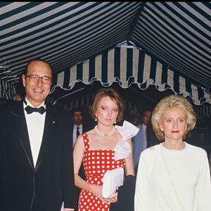 Jacques Chirac, sa femme Bernadette et leur fille Claude lors d'une soirée Vogue en 1985.