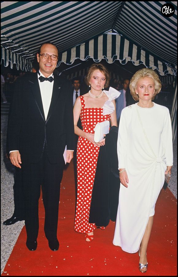 Jacques Chirac, sa femme Bernadette et leur fille Claude lors d'une soirée Vogue en 1985.