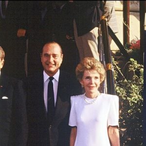 Ronald Reagan et sa femme Nancy lors de leur rencontre avec Jacques et Bernadette Chirac à Paris en 1984.