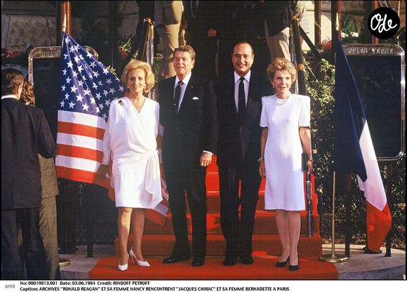 Ronald Reagan et sa femme Nancy lors de leur rencontre avec Jacques et Bernadette Chirac à Paris en 1984.