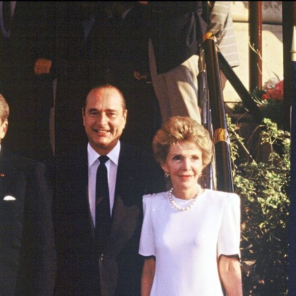 Ronald Reagan et sa femme Nancy lors de leur rencontre avec Jacques et Bernadette Chirac à Paris en 1984.