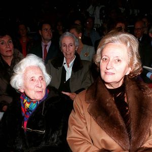 Bernadette Chirac et sa mère au défilé Nina Ricci à Paris en 1995.