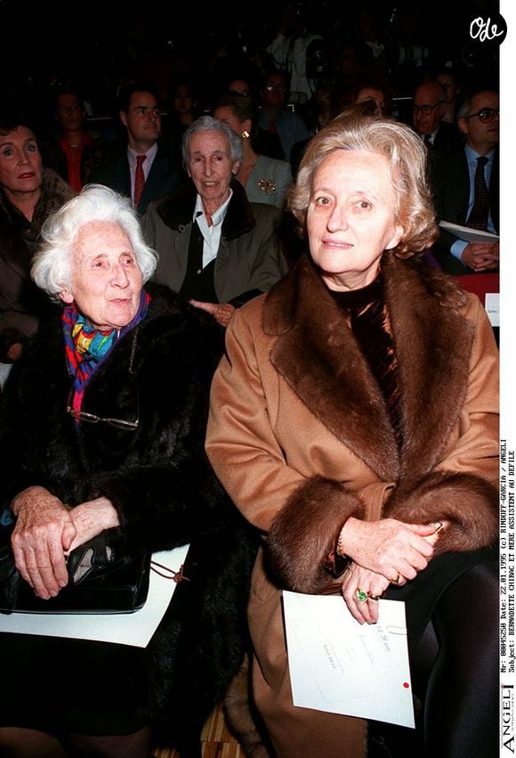 Bernadette Chirac et sa mère au défilé Nina Ricci à Paris en 1995.
