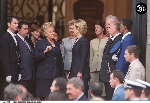 Bernadette Chirac et Hillary Clinton à Paris en 1999.