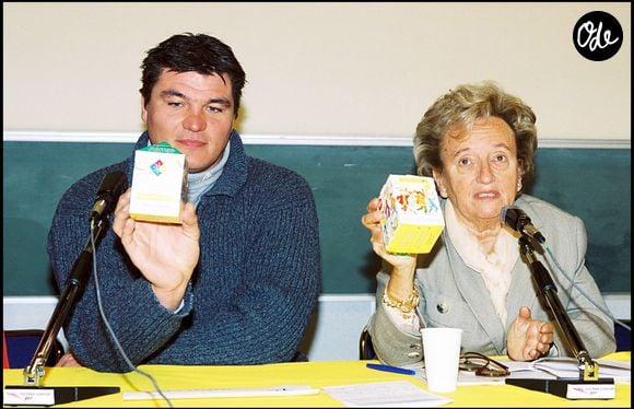 La nouvelle a été annoncé via l'AFP. 

David Douillet et Bernadette Chirac pour l'Opération Pièces Jaunes en 2001.