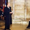Bernadette et Jacques Chirac rendent hommage à Geneviève de Gaulle en 2002.