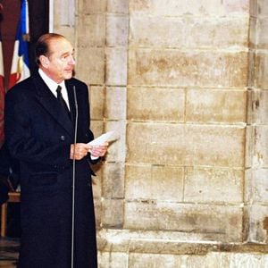 Bernadette et Jacques Chirac rendent hommage à Geneviève de Gaulle en 2002.