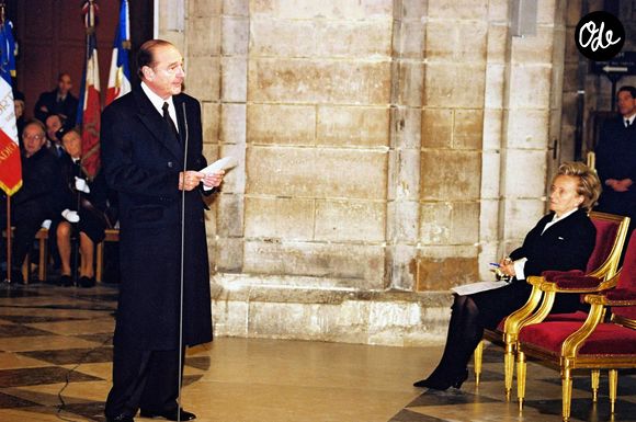 Bernadette et Jacques Chirac rendent hommage à Geneviève de Gaulle en 2002.