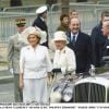 Bernadette et Jacques Chirac avec la reine Elizabeth II et le prince Philipp à Paris en 2004.