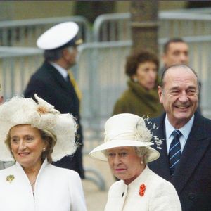 Bernadette et Jacques Chirac avec la reine Elizabeth II et le prince Philipp à Paris en 2004.