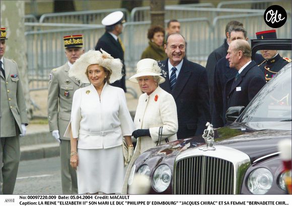 Bernadette et Jacques Chirac avec la reine Elizabeth II et le prince Philipp à Paris en 2004.