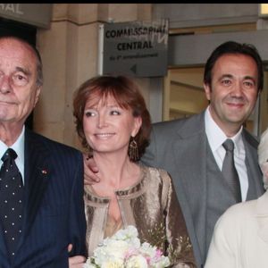 Bernadette Chirac et son mari Jacques lors du mariage de leur fille Claude avec Frédéric Salat Baroux à Paris, en 2001. Line Renaud et Michèle Laroques étaient présentes.