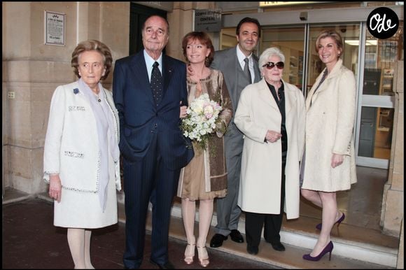Bernadette Chirac et son mari Jacques lors du mariage de leur fille Claude avec Frédéric Salat Baroux à Paris, en 2001. Line Renaud et Michèle Laroques étaient présentes.