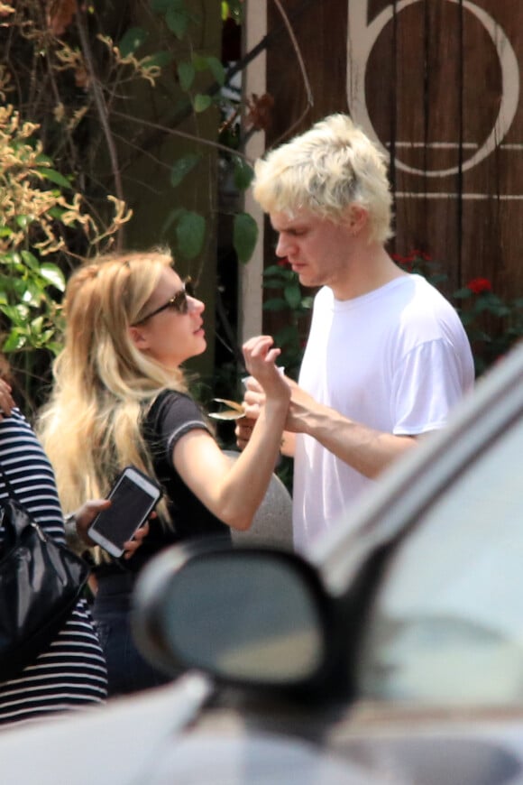 Exclusif - Emma Roberts et Evan Peters à Los Angeles, le 4 août 2018.