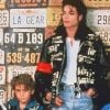 Michael Jackson et Wade Robson (à sa droite), en 1990.