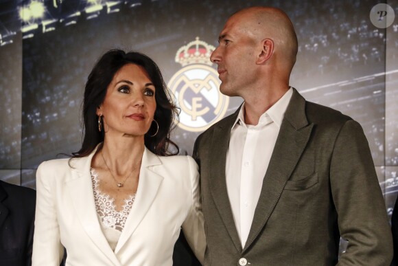 Le nouvel entraîneur du Real Madrid Zinedine Zidane et sa femme Véronique après la conférence de presse au stade Santiago Bernabeu à Madrid, Espagne, le 11 mars 2019.