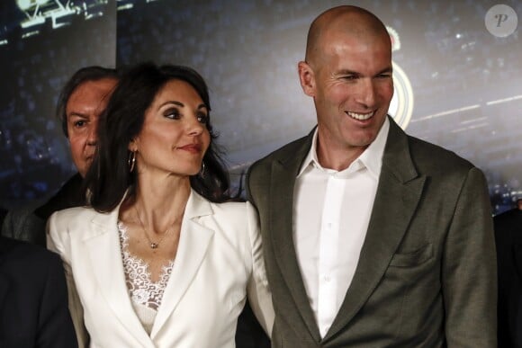 Le nouvel entraîneur du Real Madrid Zinedine Zidane et sa femme Véronique après la conférence de presse au stade Santiago Bernabeu à Madrid, Espagne, le 11 mars 2019.
