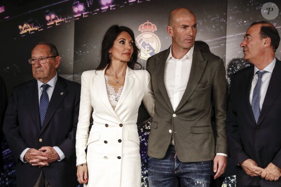 Le nouvel entraîneur du Real Madrid Zinedine Zidane et sa femme Véronique après la conférence de presse au stade Santiago Bernabeu à Madrid, Espagne, le 11 mars 2019.