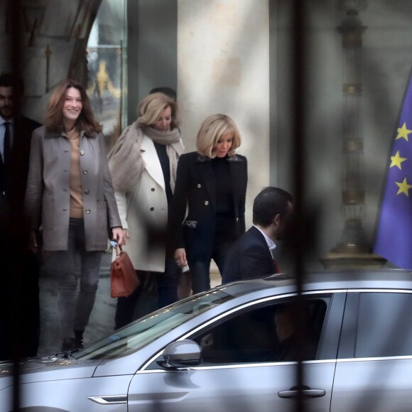 Brigitte Macron raccompagne les anciennes premières dames Carla Bruni-Sarkozy et Valérie Trierweiler après un déjeuner au palais de l'Elysée à Paris le 24 janvier 2019. Semi Exclusive - For Germany please call for price - No web en Suisse / Belgique Brigitte Macron had lunch with former first lady, Carla Bruni Sarkozy and Valerie Trierweiler at Elysee palace in Paris on january 24th 201924/01/2019 - Paris