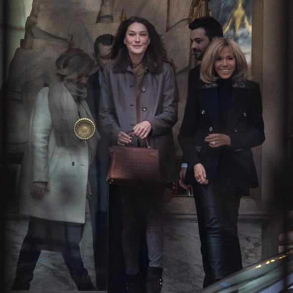 Brigitte Macron raccompagne les anciennes premières dames Carla Bruni-Sarkozy et Valérie Trierweiler après un déjeuner au palais de l'Elysée à Paris le 24 janvier 2019.