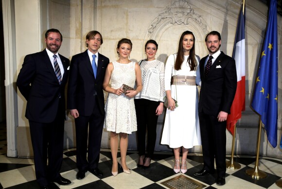 Le prince Guillaume de Luxembourg, le prince Louis, la princesse Stéphanie, la princesse Alexandra, la princesse Claire et le prince Felix de Luxembourg posant ensemble au Musée Rodin à Paris à l'occasion d'une visite d'Etat en France le 20 mars 2018. © Dominique Jacovides/Bestimage 