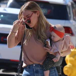 Exclusif - Hilary Duff se promène avec sa fille Banks à Studio City le 18 mars 2019.