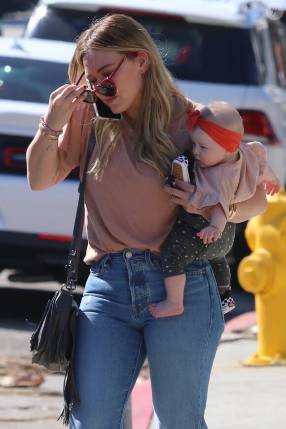 Exclusif - Hilary Duff se promène avec sa fille Banks à Studio City le 18 mars 2019.