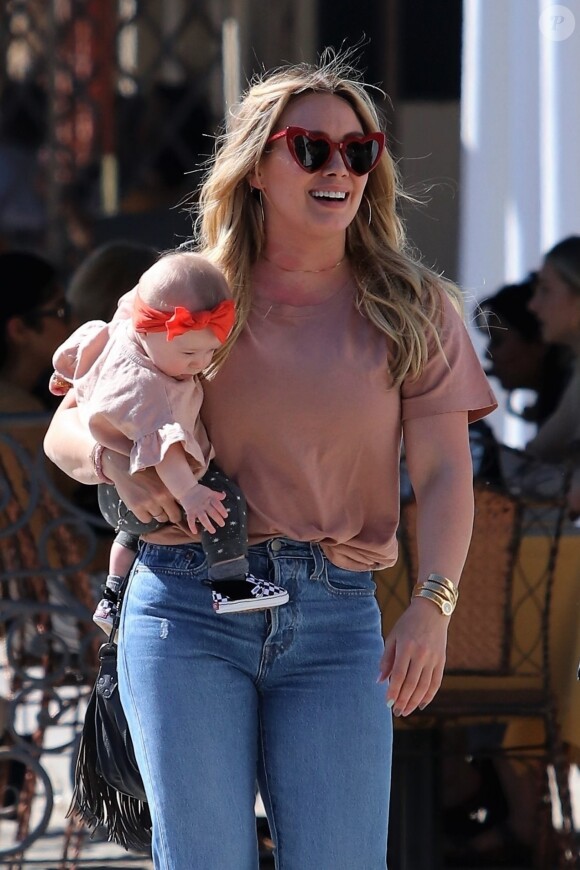 Exclusif - Hilary Duff se promène avec sa fille Banks à Studio City le 18 mars 2019.