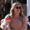 Exclusif - Hilary Duff se promène avec sa fille Banks à Studio City le 18 mars 2019.