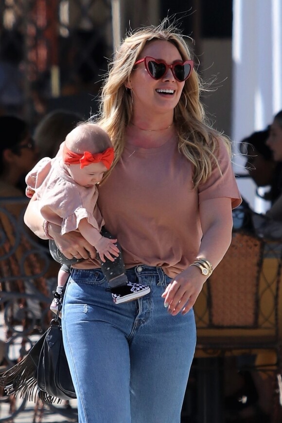 Exclusif - Hilary Duff se promène avec sa fille Banks à Studio City le 18 mars 2019.