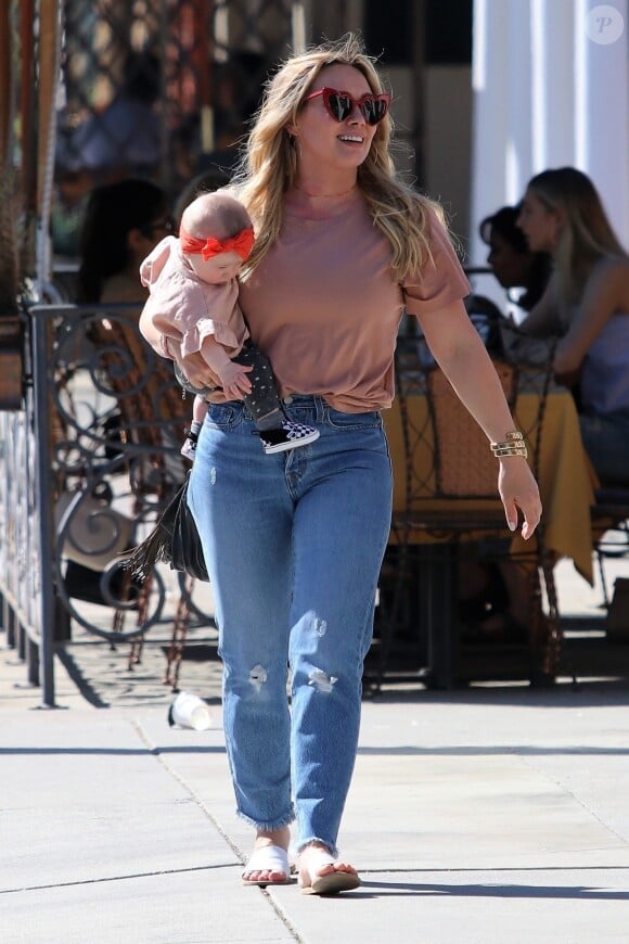 Exclusif - Hilary Duff se promène avec sa fille Banks à Studio City le 18 mars 2019.