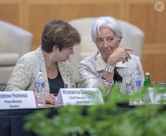 Christine Lagarde préside une conférence sur les dégats climatiques au siège du FMI à Washington le 26 novembre 2018.