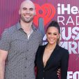 Jana Kramer et son mari au photocall des "2019 iHeart Radio Music Awards" au Microsoft Theatre à Los Angeles, le 14 mars 2019.