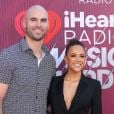 Jana Kramer et son mari au photocall des "2019 iHeart Radio Music Awards" au Microsoft Theatre à Los Angeles, le 14 mars 2019.