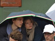Melanie Thierry et Raphaël, moments de tendresse à Roland-Garros sous un petit coin de parapluie... et de paradis !