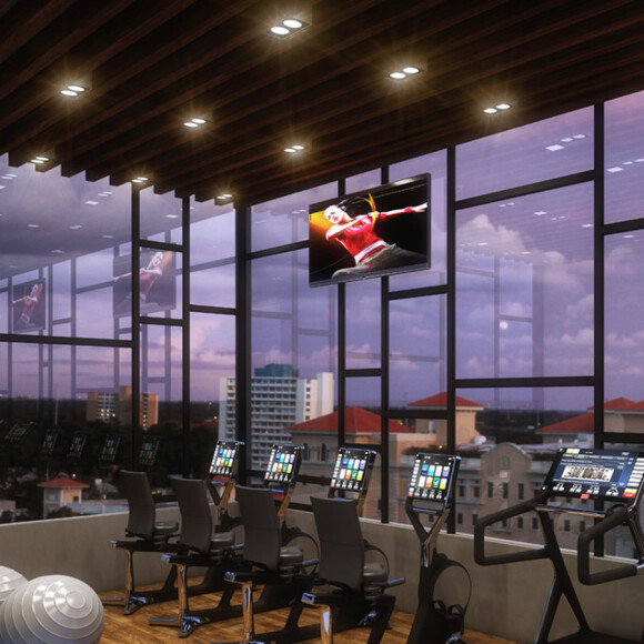 L'appartement penthouse de Tom Cruise à Clearwater est terminé. Le complexe est situé tout à côté du siège international de l'Église de Scientologie. Tom est apparemment en train de déménager pour de bon là-bas car c'est beaucoup plus relaxant que la vie à Beverly Hills. Son fils Connor, 23 ans, aurait également déménagé à Clearwater. L'appartement possède une entrée privée avec un ascenseur et un garage personnel pouvant accueillir jusqu'à neuf véhicules. Il occupe les deux derniers étages du bâtiment, surnommé "The SkyView" et dispose d'une salle entière avec un simulateur de vol. Le bâtiment comprend également la piscine Sky Lounge, une salle de jeux pour enfants et un salon baptisé "The Vault". Le bâtiment a été développé par le millionnaire scientologue Moises Agami. Clearwater, le 27 juillet 2018.