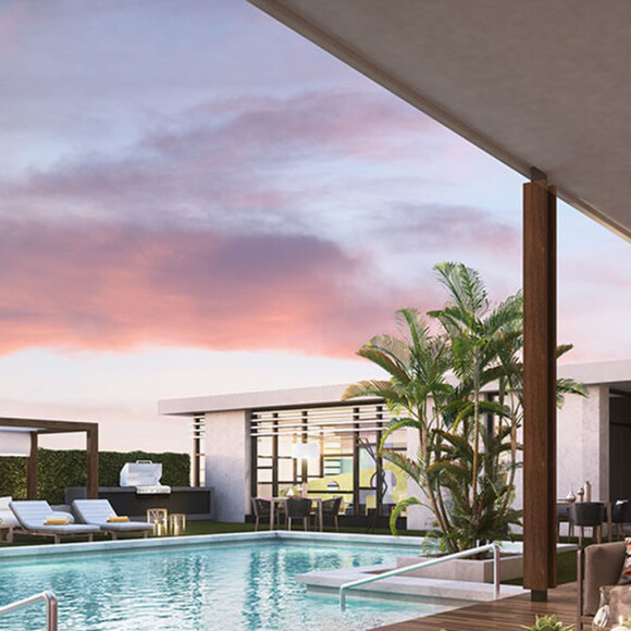 L'appartement penthouse de Tom Cruise à Clearwater est terminé. Le complexe est situé tout à côté du siège international de l'Église de Scientologie. Tom est apparemment en train de déménager pour de bon là-bas car c'est beaucoup plus relaxant que la vie à Beverly Hills. Son fils Connor, 23 ans, aurait également déménagé à Clearwater. L'appartement possède une entrée privée avec un ascenseur et un garage personnel pouvant accueillir jusqu'à neuf véhicules. Il occupe les deux derniers étages du bâtiment, surnommé "The SkyView" et dispose d'une salle entière avec un simulateur de vol. Le bâtiment comprend également la piscine Sky Lounge, une salle de jeux pour enfants et un salon baptisé "The Vault". Le bâtiment a été développé par le millionnaire scientologue Moises Agami. Clearwater, le 27 juillet 2018.