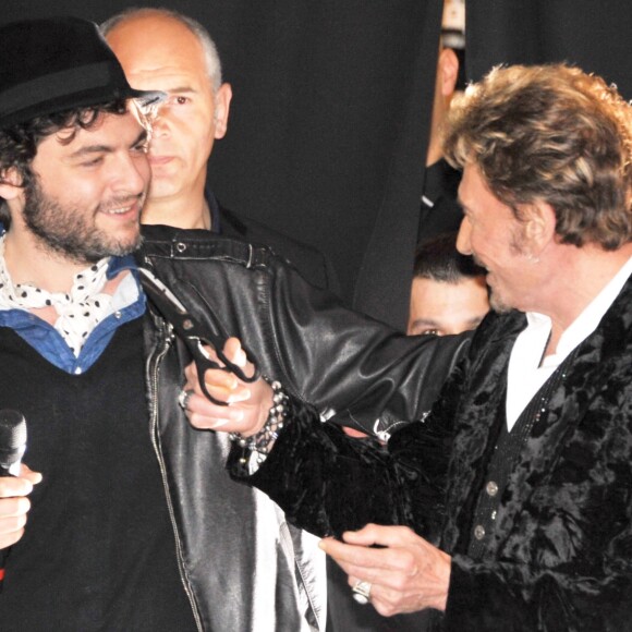Johnny Hallyday et Matthieu Chedid au Virgin Megastore Champs-Elysées pour le lancement de la vente de son nouvel album, "Jamais Seul". Le 27 mars 2011 à Paris.