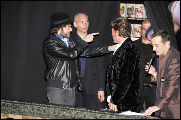 Johnny Hallyday et Matthieu Chedid au Virgin Megastore Champs-Elysées pour le lancement de la vente de son nouvel album, "Jamais Seul". Le 27 mars 2011 à Paris.