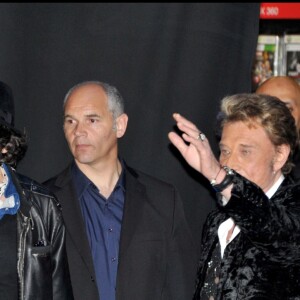 Johnny Hallyday et Matthieu Chedid au Virgin Megastore Champs-Elysées pour le lancement de la vente de son nouvel album, "Jamais Seul". Le 27 mars 2011 à Paris.