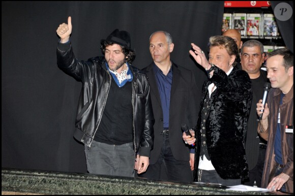 Johnny Hallyday et Matthieu Chedid au Virgin Megastore Champs-Elysées pour le lancement de la vente de son nouvel album, "Jamais Seul". Le 27 mars 2011 à Paris.