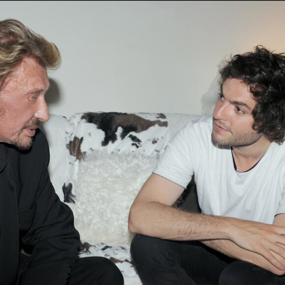 Johnny Hallyday et Laeticia dans la loge de Matthieu Chedid à l'Olympia de Paris, le 27 mai 2010.