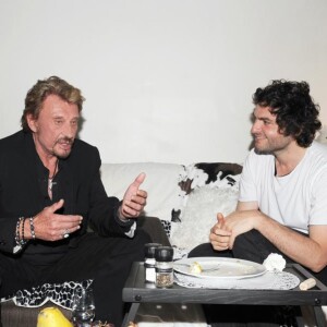 Johnny Hallyday et Laeticia dans la loge de Matthieu Chedid à l'Olympia de Paris, le 27 mai 2010.