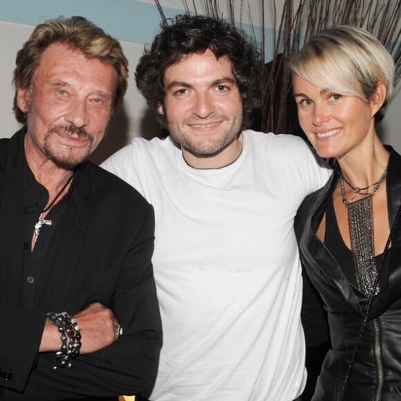 Johnny Hallyday et Laeticia dans la loge de Matthieu Chedid à l'Olympia de Paris, le 27 mai 2010.