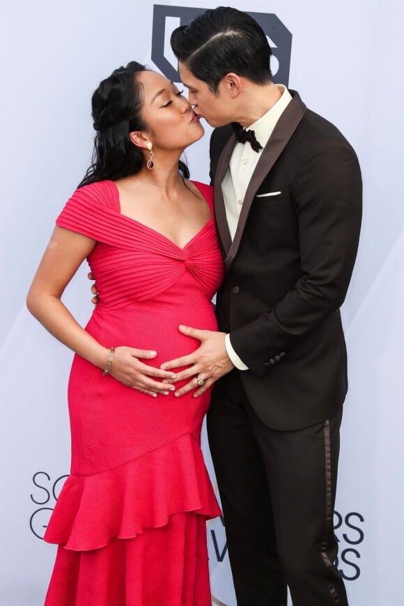 Harry Shum Jr et sa femme Shelby Rabara (enceinte) - Photocall - 25ème cérémonie annuelle des Screen Actors Guild Awards au Shrine Audritorium à Los Angeles, le 27 janvier 2019.