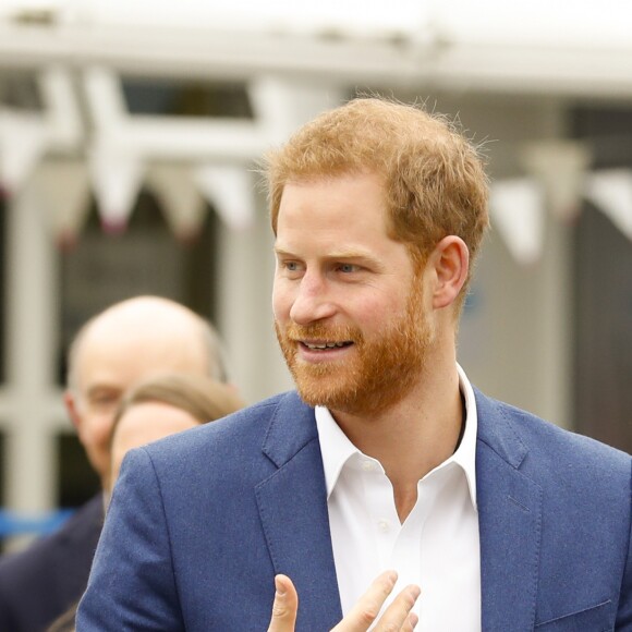 Le prince Harry, duc de Sussex, plante un arbre avec les éco-ambassadeurs de l'école primaire catholique Saint Vincent à Acton près de Londres le 20 mars 2019.