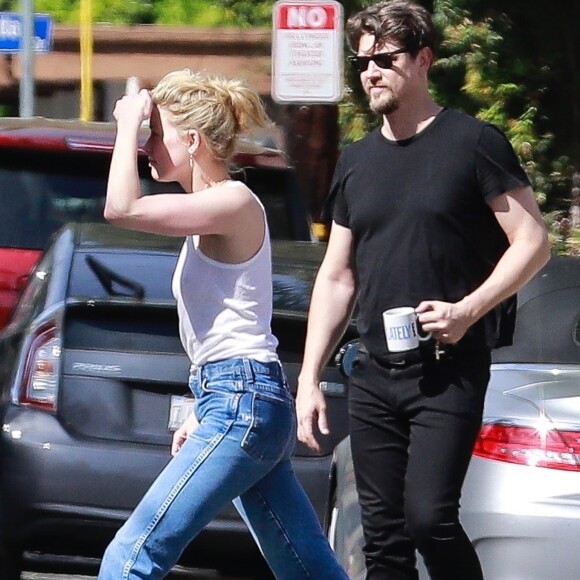 Exclusif - Amber Heard et son compagnon Andy Muschietti sont allés rendre visite à des amis à Los Angeles, le 30 mars 2019.