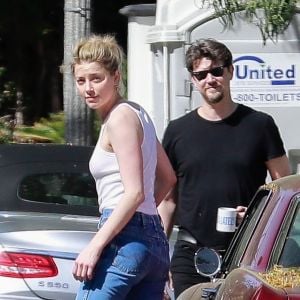 Exclusif - Amber Heard et son compagnon Andy Muschietti sont allés rendre visite à des amis à Los Angeles, le 30 mars 2019.