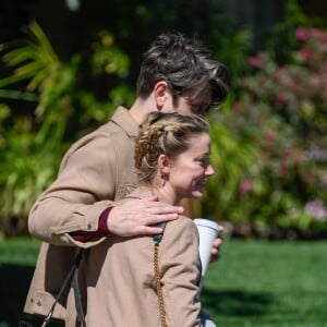 Exclusif - Amber Heard embrasse son nouveau compagnon Andy Muschietti dans la rue à Los Angeles le 13 mars 2019.